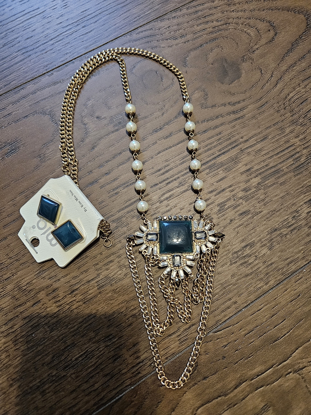 Gold-Tone Pearl Chain Necklace with DarkGreenStone Pendant and Matching Earrings
